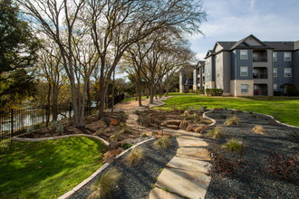 Falls Round Rock in Round Rock, TX - Foto de edificio - Building Photo