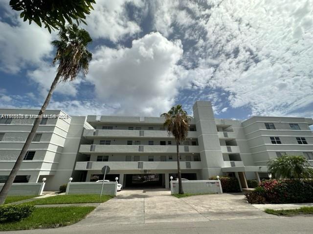 3527 NE 168th St in North Miami Beach, FL - Building Photo