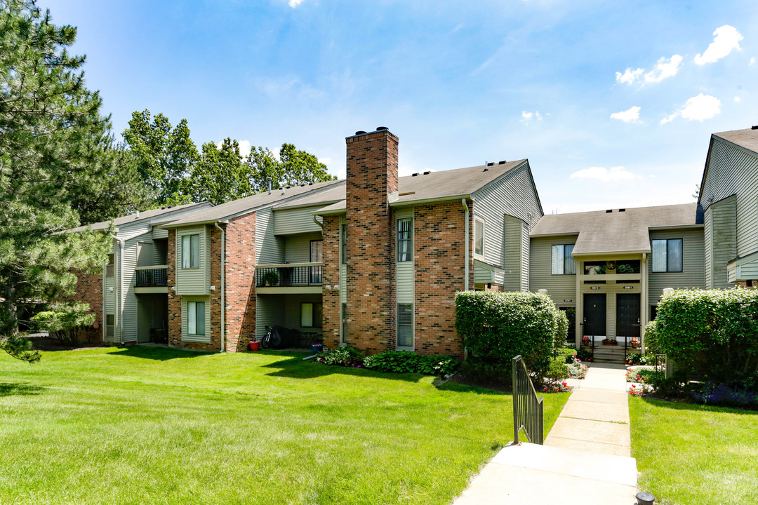 Creekside of Farmington Hills Apartments in Farmington Hills, MI - Building Photo