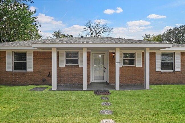 209 Moss Hill Ln in Conroe, TX - Building Photo - Building Photo
