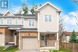 20 Peartree Ct in Barrie, ON - Building Photo