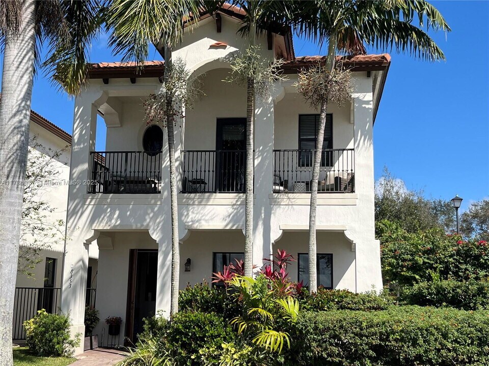 8353 NW 38th St in Pembroke Pines, FL - Building Photo