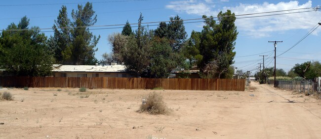 13333 Mohawk Rd in Apple Valley, CA - Foto de edificio - Building Photo