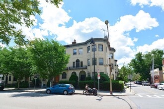 923 Beacon St, Unit 3 in Boston, MA - Foto de edificio - Building Photo