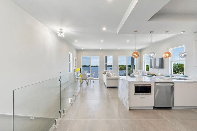 99 Seaside Ave in Key Largo, FL - Building Photo - Building Photo