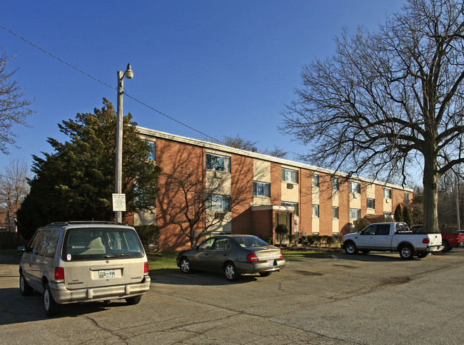 Selwyn Apartments in Westlake, OH - Foto de edificio - Building Photo