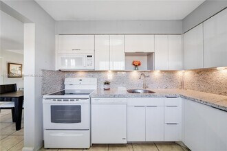 8415 SW 107th Ave in Miami, FL - Building Photo - Building Photo