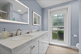 83 Main St in East Haddam, CT - Foto de edificio - Building Photo