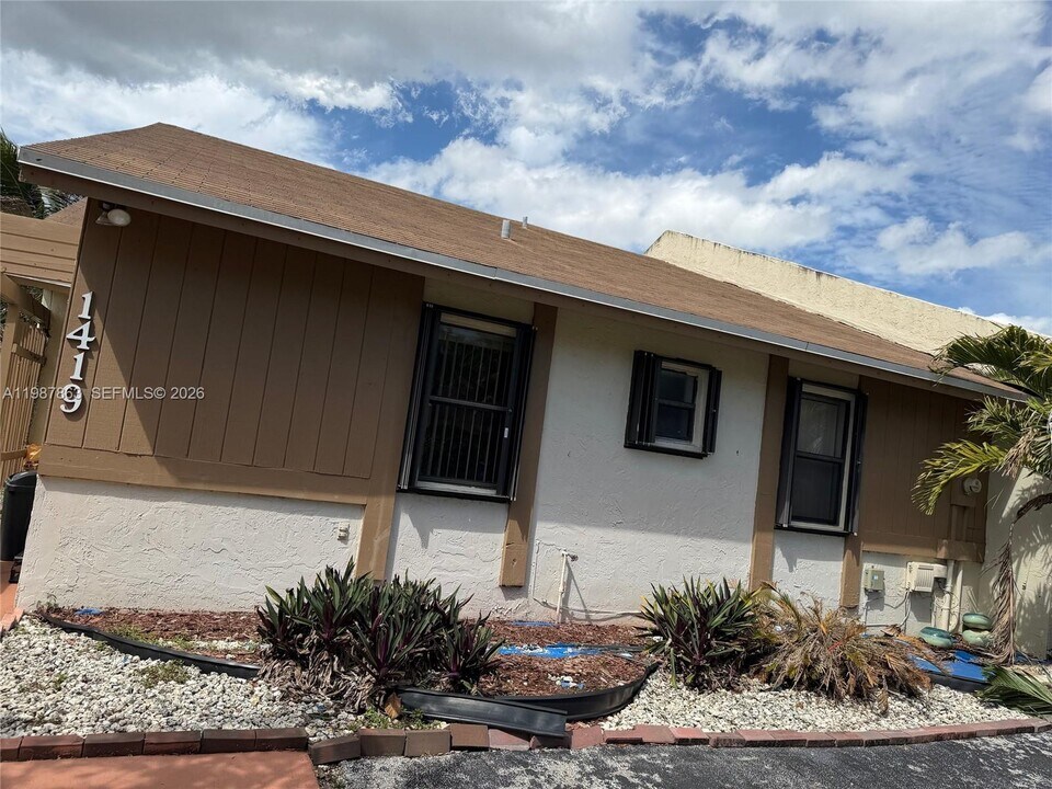 1419 Yellowthroat St in Homestead, FL - Building Photo