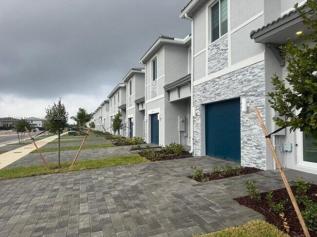 705 SE 13th St Cir in Homestead, FL - Building Photo - Building Photo