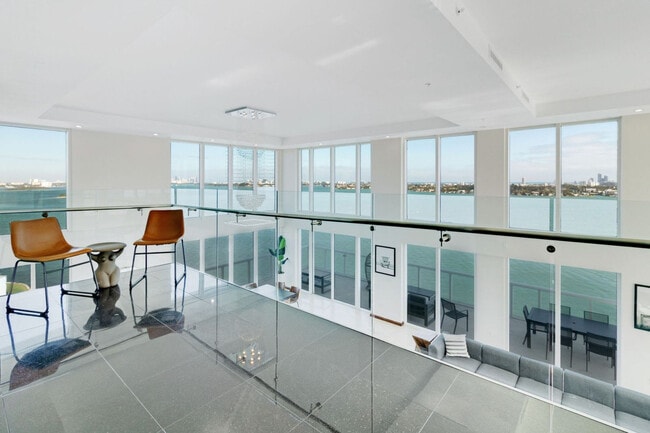 7939 East Dr in North Bay Village, FL - Foto de edificio - Building Photo