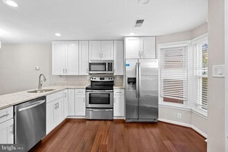 2110 Whisperwood Glen Ln in Reston, VA - Building Photo - Building Photo