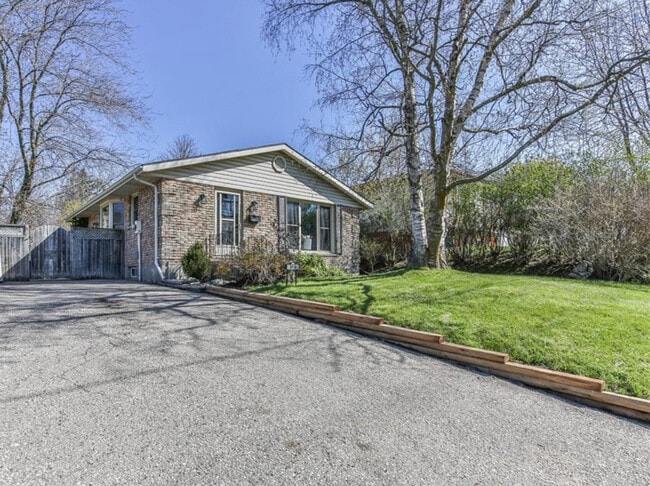 319 Albert St in Woodstock, ON - Building Photo - Building Photo