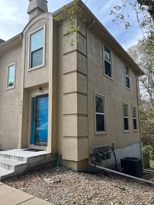 6432 Pflumm Rd in Shawnee, KS - Foto de edificio