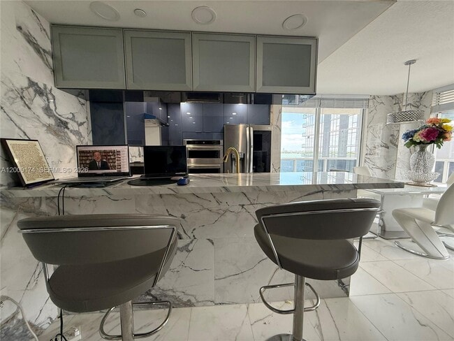 601 NE 23rd St in Miami, FL - Foto de edificio - Building Photo