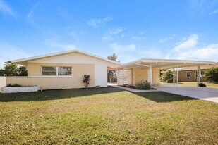 502 Leeland Heights Blvd E in Lehigh Acres, FL - Building Photo