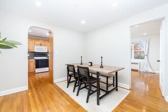 43 Arnold Way in West Hartford, CT - Building Photo - Building Photo