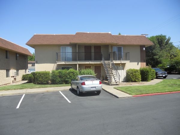 Creekside Village in Redding, CA - Building Photo