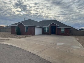 2207 Boxwood Cir in Portales, NM - Building Photo