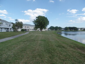 3417 NW 44th St, Unit 101 in Lauderdale Lakes, FL - Foto de edificio - Building Photo