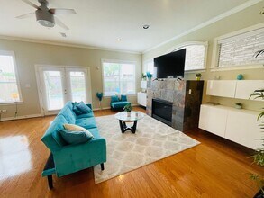 5457 Fairdale Ln in Houston, TX - Building Photo - Building Photo