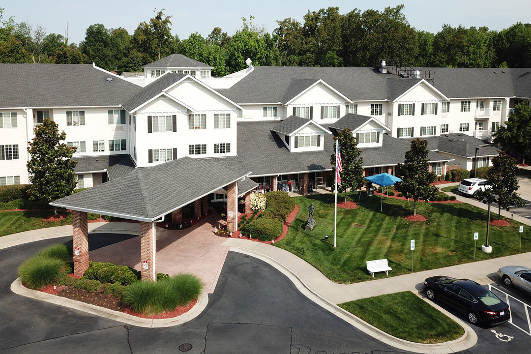 Holiday Cedar Ridge in Burlington, NC - Building Photo