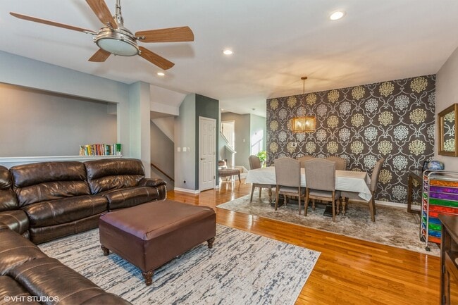 375 N Commerce St in Aurora, IL - Foto de edificio - Building Photo