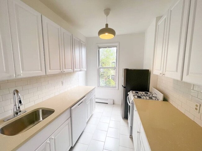 72-45 60th Ln in Queens, NY - Building Photo - Building Photo