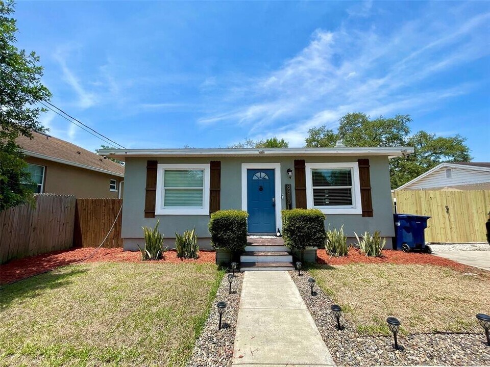 8310 El Portal Dr in Tampa, FL - Building Photo