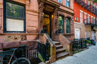 274 W 12th St in New York, NY - Building Photo - Building Photo