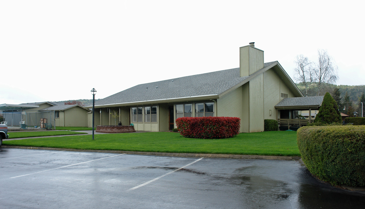 1200 E Central Ave in Sutherlin, OR - Foto de edificio