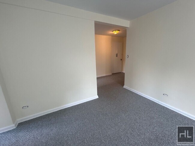 245-20 Grand Central Pkwy-Unit -5L in Queens, NY - Foto de edificio - Building Photo