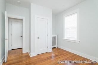 18 Forest St, Unit 23 in Cambridge, MA - Foto de edificio - Building Photo