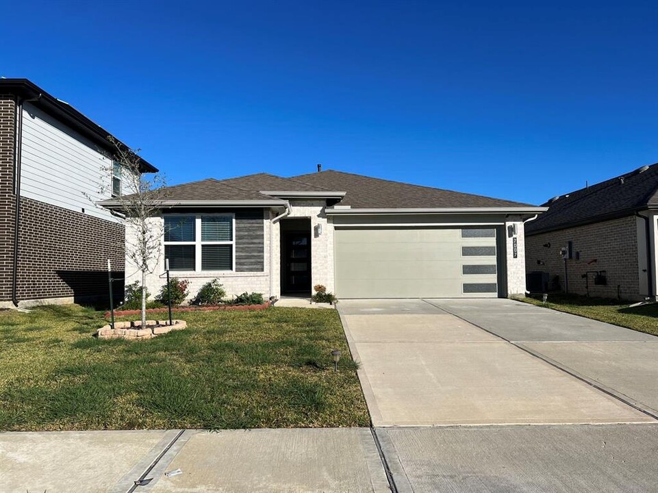 7007 Fleetwood Crescent Wy in Richmond, TX - Foto de edificio