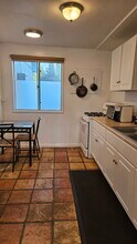 15020 Hamlin St, Unit Guest House in Van Nuys, CA - Building Photo - Building Photo