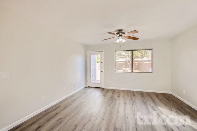 8701 S 50th Dr in Phoenix, AZ - Foto de edificio - Building Photo