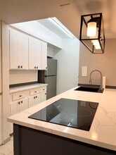 2121 Fountain View Dr in Houston, TX - Building Photo - Building Photo