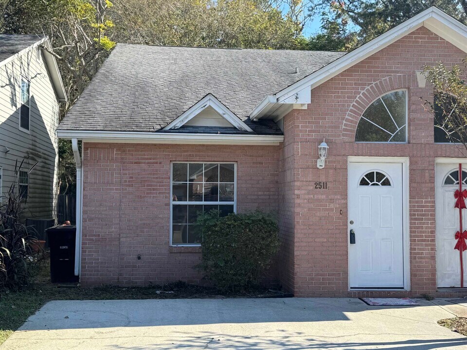 2511 Golden Park Ln in Tallahassee, FL - Foto de edificio
