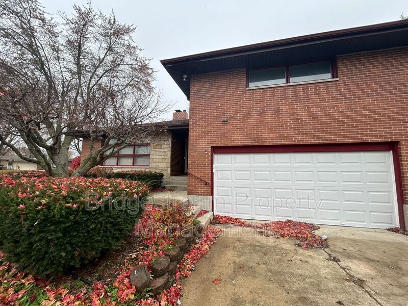 7201 Englewood Dr in Englewood, OH - Building Photo