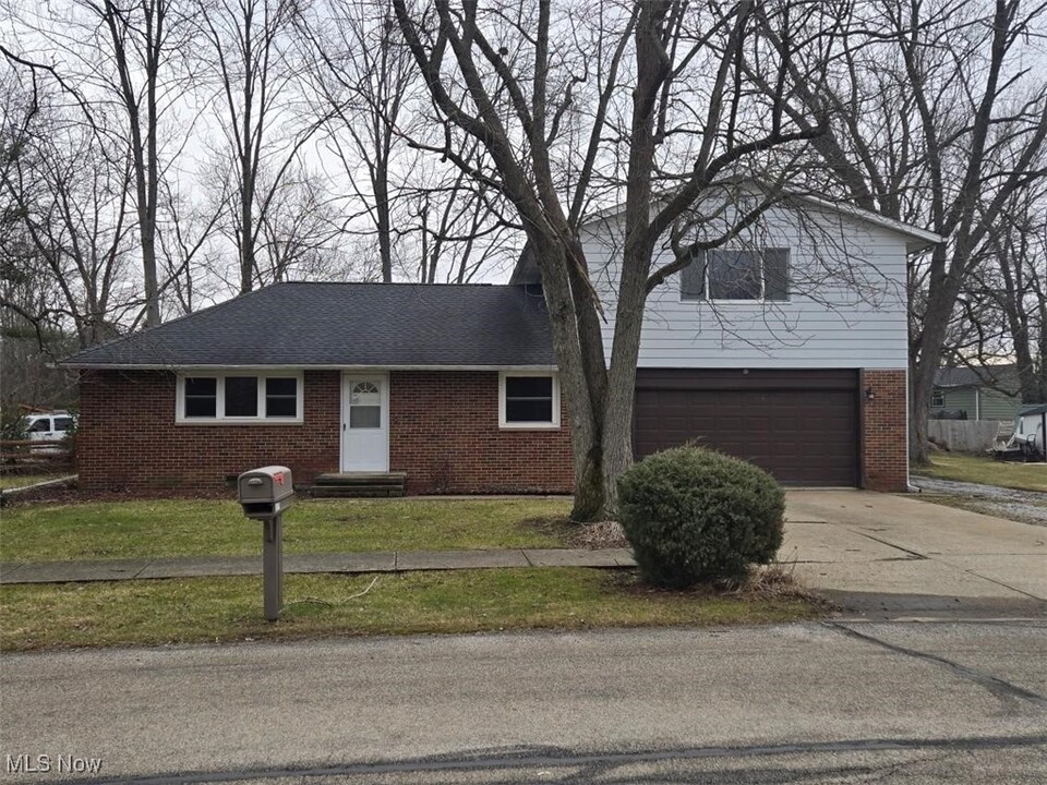 208 Forest St in Lagrange, OH - Building Photo