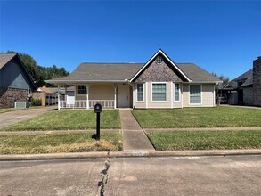302 Yorkshire Ct in Deer Park, TX - Building Photo - Building Photo
