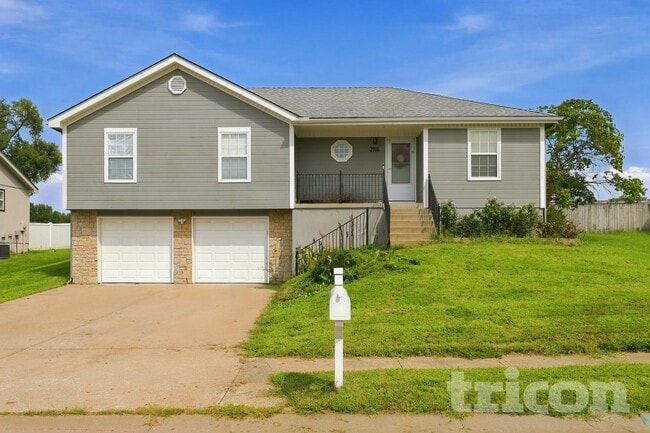 property at 2916 SW Shadow Brook Dr