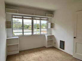 5249 Village Grn in Los Angeles, CA - Building Photo