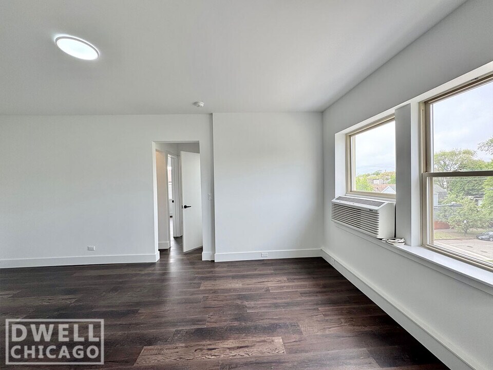 1655 W Hollywood Ave, Unit 2 in Chicago, IL - Building Photo