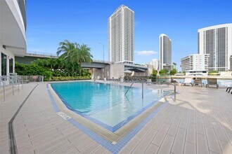 2600 E Hallandale Beach Blvd, Unit 2401 in Hallandale Beach, FL - Building Photo - Building Photo