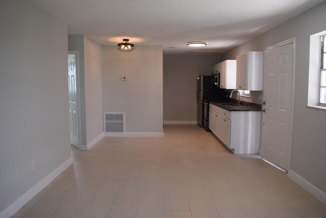 3094 SE Clayton St in Stuart, FL - Building Photo - Building Photo