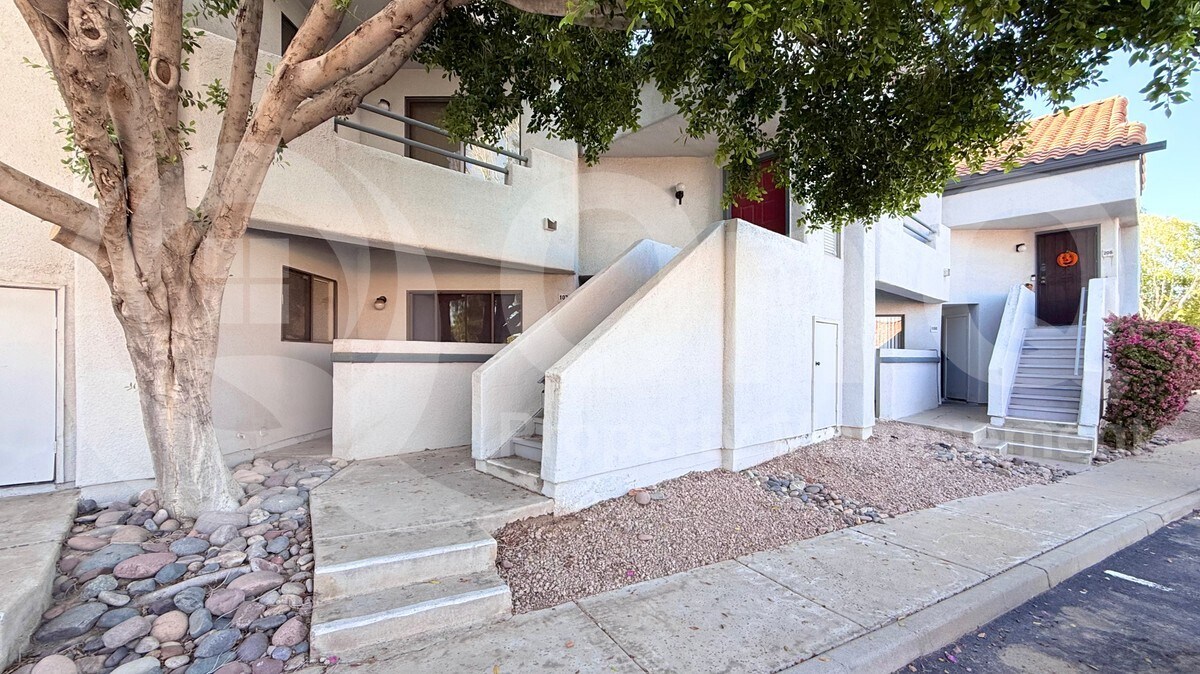 1800 W Elliot Rd in Chandler, AZ - Building Photo