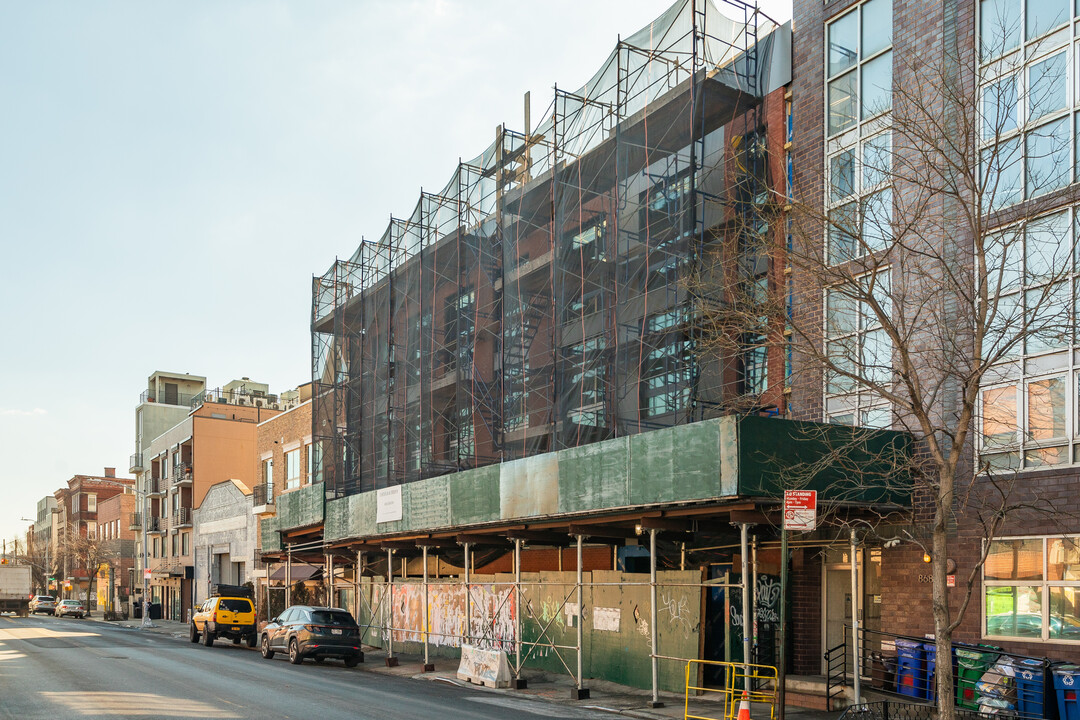 870 Metropolitan Ave in Brooklyn, NY - Building Photo