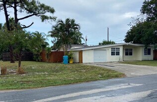 702 NW 8th Ct in Boynton Beach, FL - Building Photo