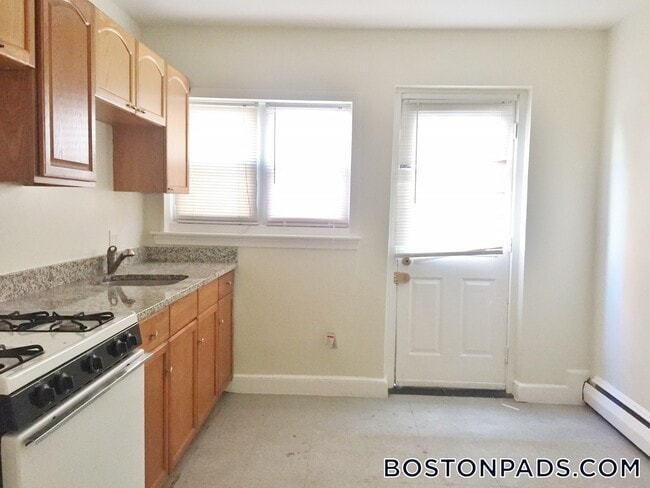 1 President Terrace, Unit 2 in Boston, MA - Foto de edificio - Building Photo